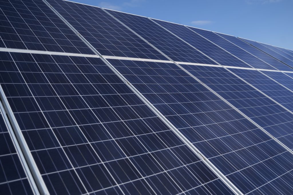 low-angle-solar-pannels-arrangement